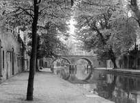 406616 Gezicht op de Oudegracht te Utrecht, met op de achtergrond de Jacobibrug.